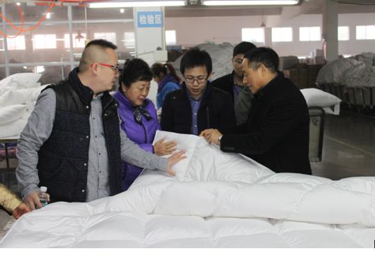中國(guó)羽絨工業(yè)協(xié)會(huì)姚小蔓理事長(zhǎng)、京東商城服飾家居事業(yè)部周總一行到鴻潤(rùn)考察指導(dǎo)