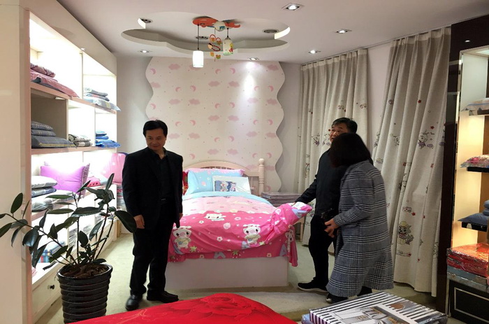 徽商銀行吳學(xué)民董事長(zhǎng)、安慶分行洪少平行長(zhǎng)一行蒞臨鴻潤(rùn)公司視察指導(dǎo)